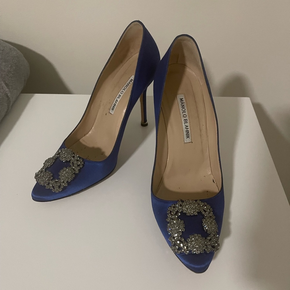 manolo blahnik blue satin pumps